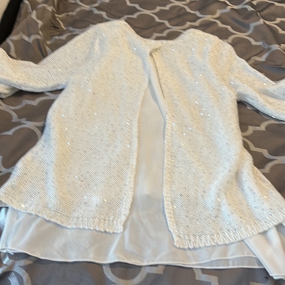 White sparkly sweater with small tear over the left bosom - Picture 2 of 3
